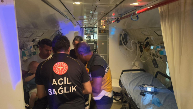 Ambulans uçak kalp hastası 2 çocuk için havalandı